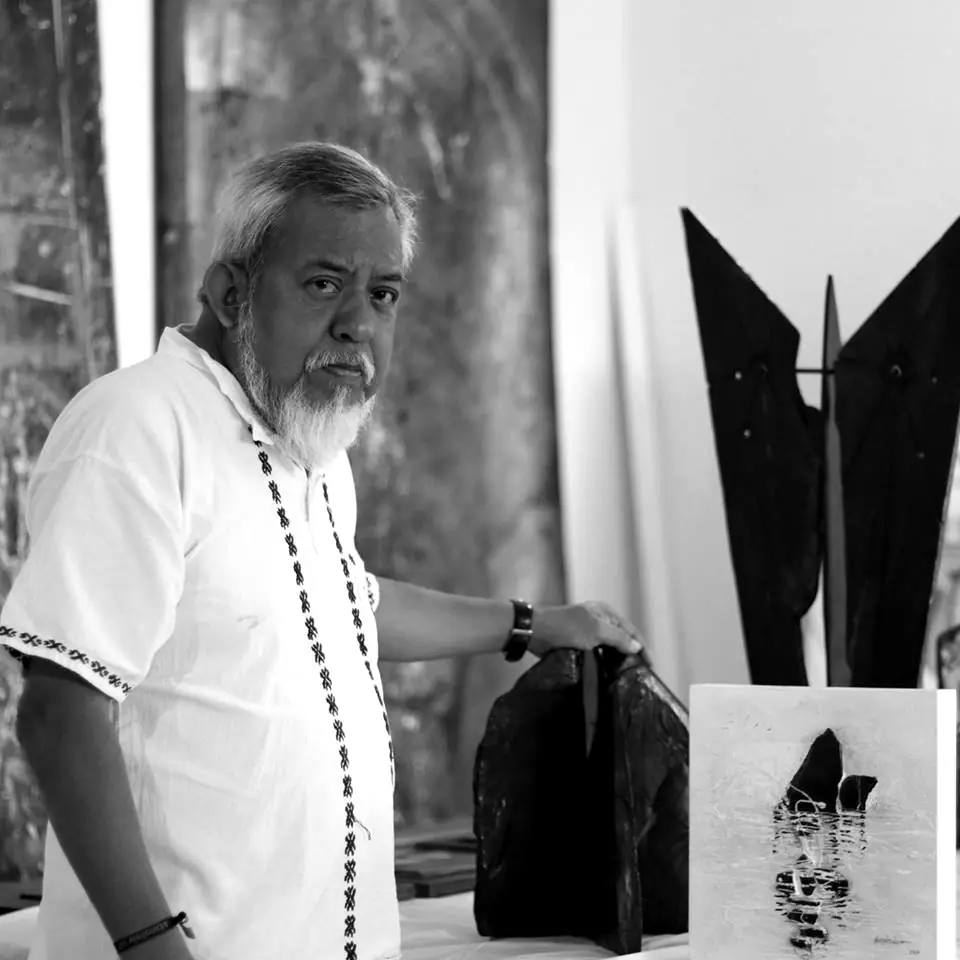 Antonio Ehrenzweig junto a sus esculturas y pinturas