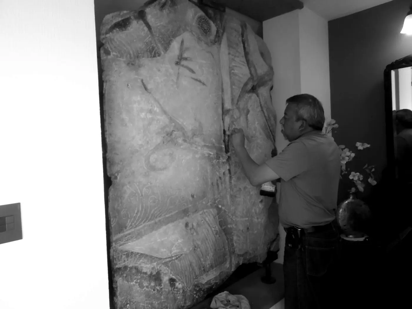Antonio Ehrenzweig trabajando sobre una pieza de gran formato